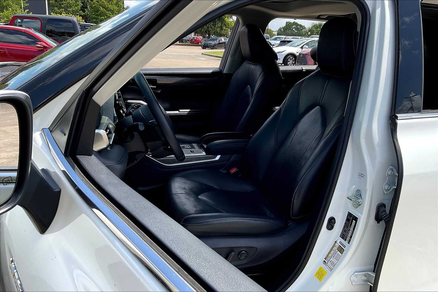2021 Toyota Highlander Hybrid Limited photo 6