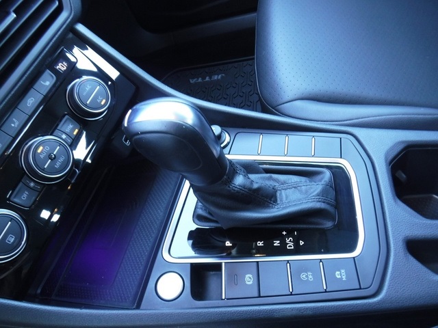 2020 Volkswagen Jetta SEL photo 16