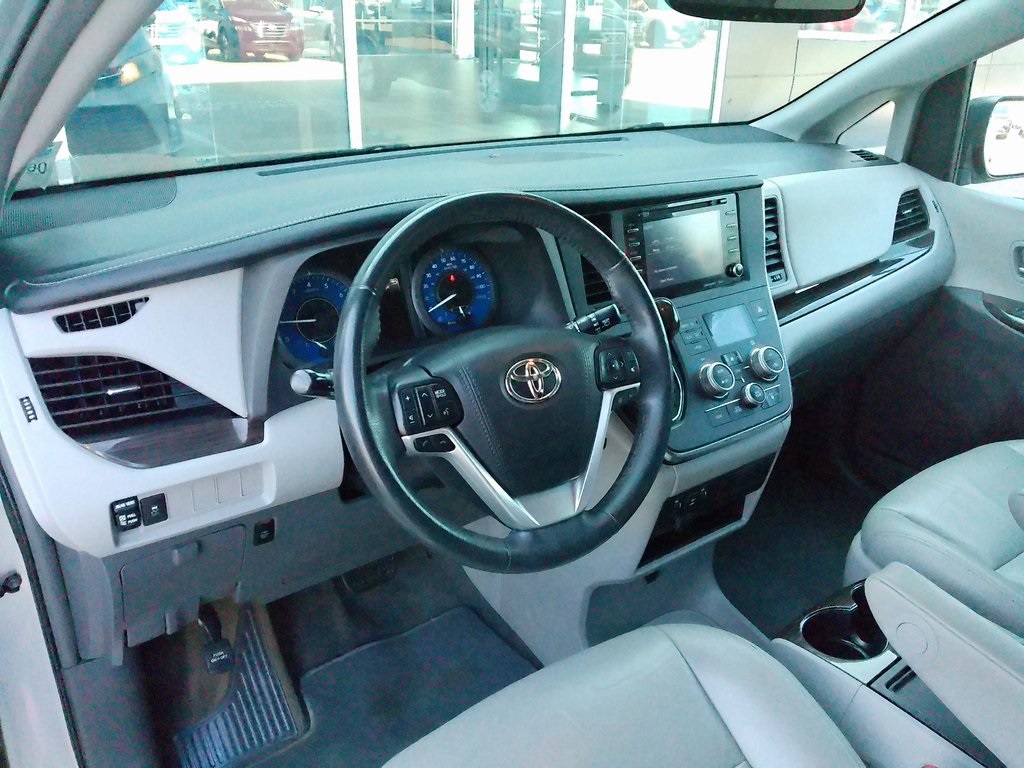 2018 Toyota Sienna XLE photo 10
