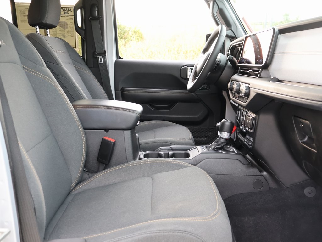 2024 Jeep Wrangler Sahara photo 9
