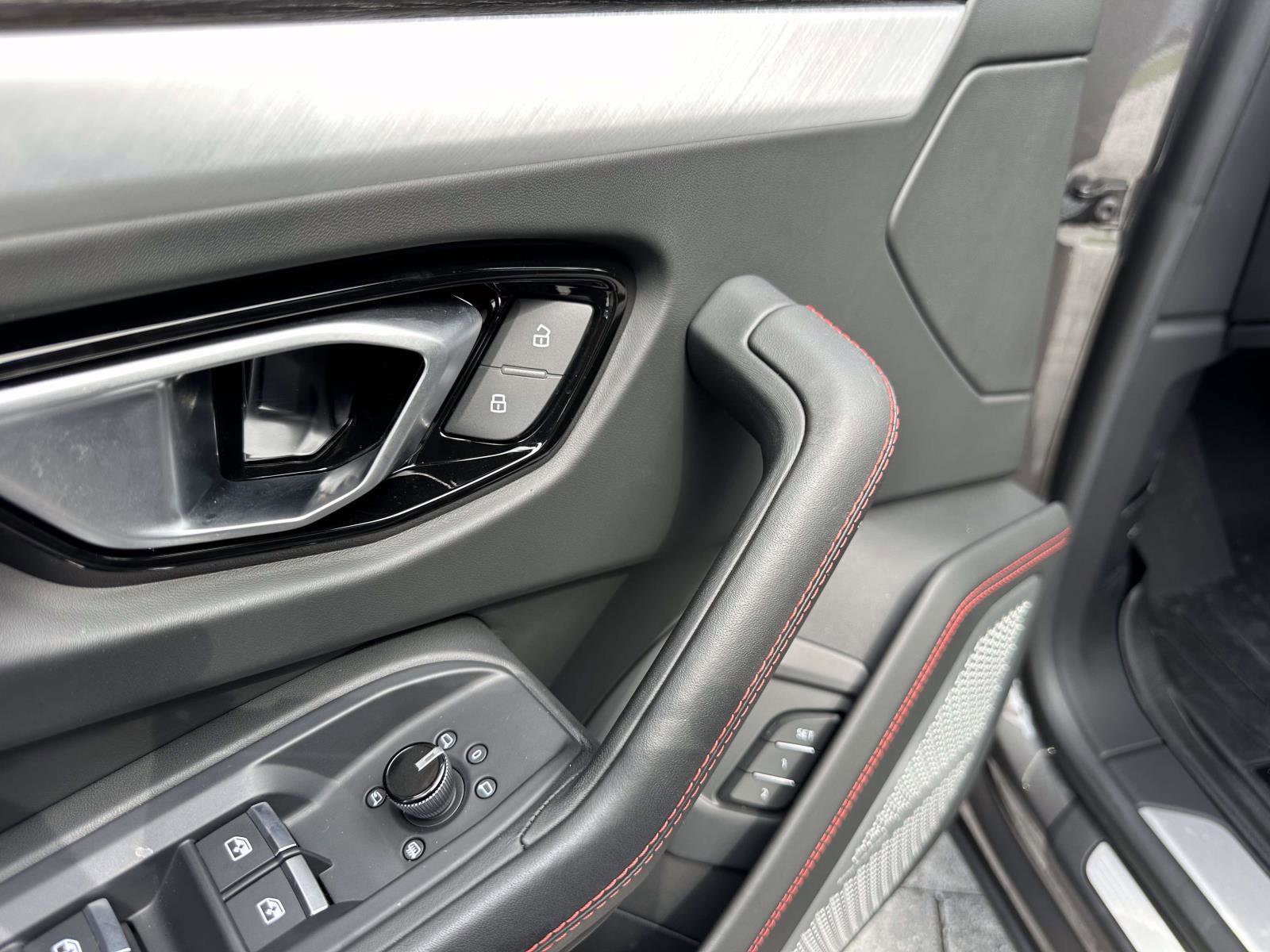 2022 Lamborghini Urus Base photo 18