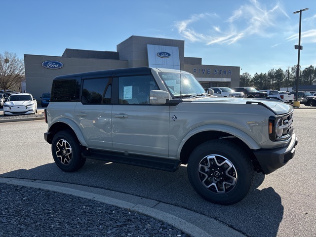2025 Ford Bronco 4-Door Outer Banks's photo