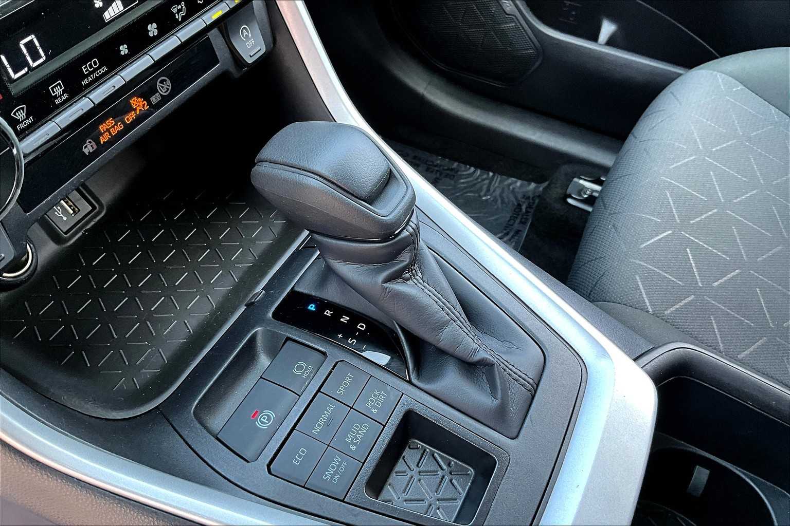 2025 Toyota RAV4 XLE photo 15