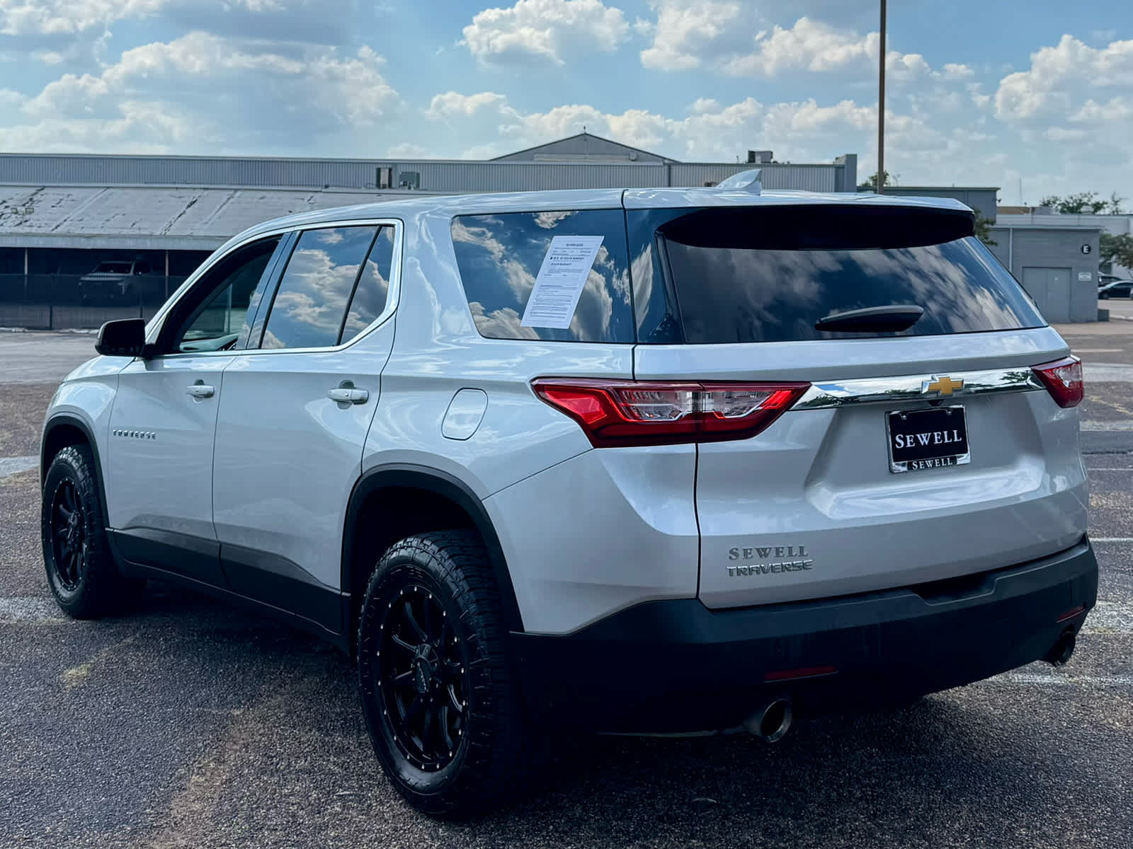 2021 Chevrolet Traverse LS photo 2