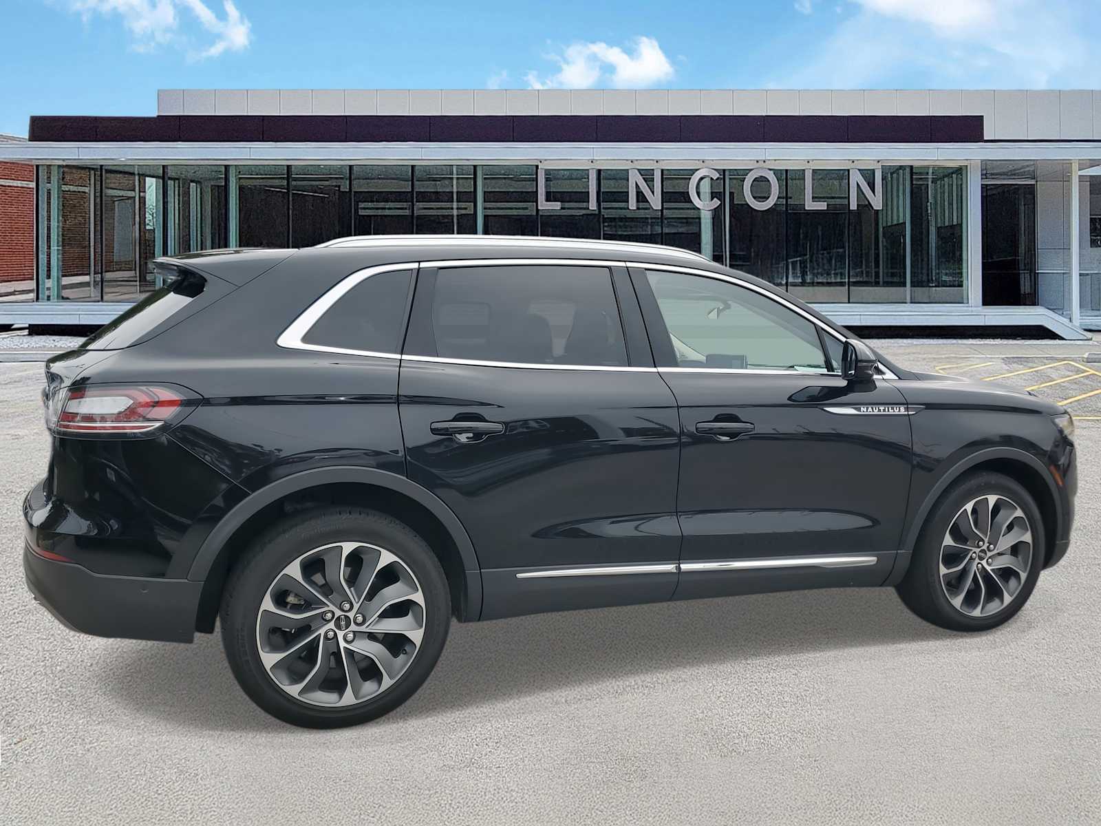 2022 Lincoln Nautilus Reserve photo 2