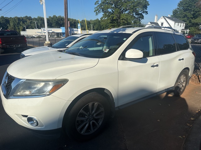 2015 Nissan Pathfinder SV photo 2