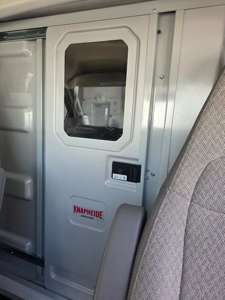 2024 Chevrolet Express Cutaway 3500 photo 3