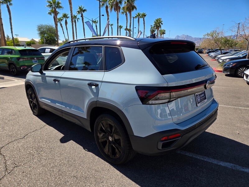 2025 Volkswagen Taos SE photo 2