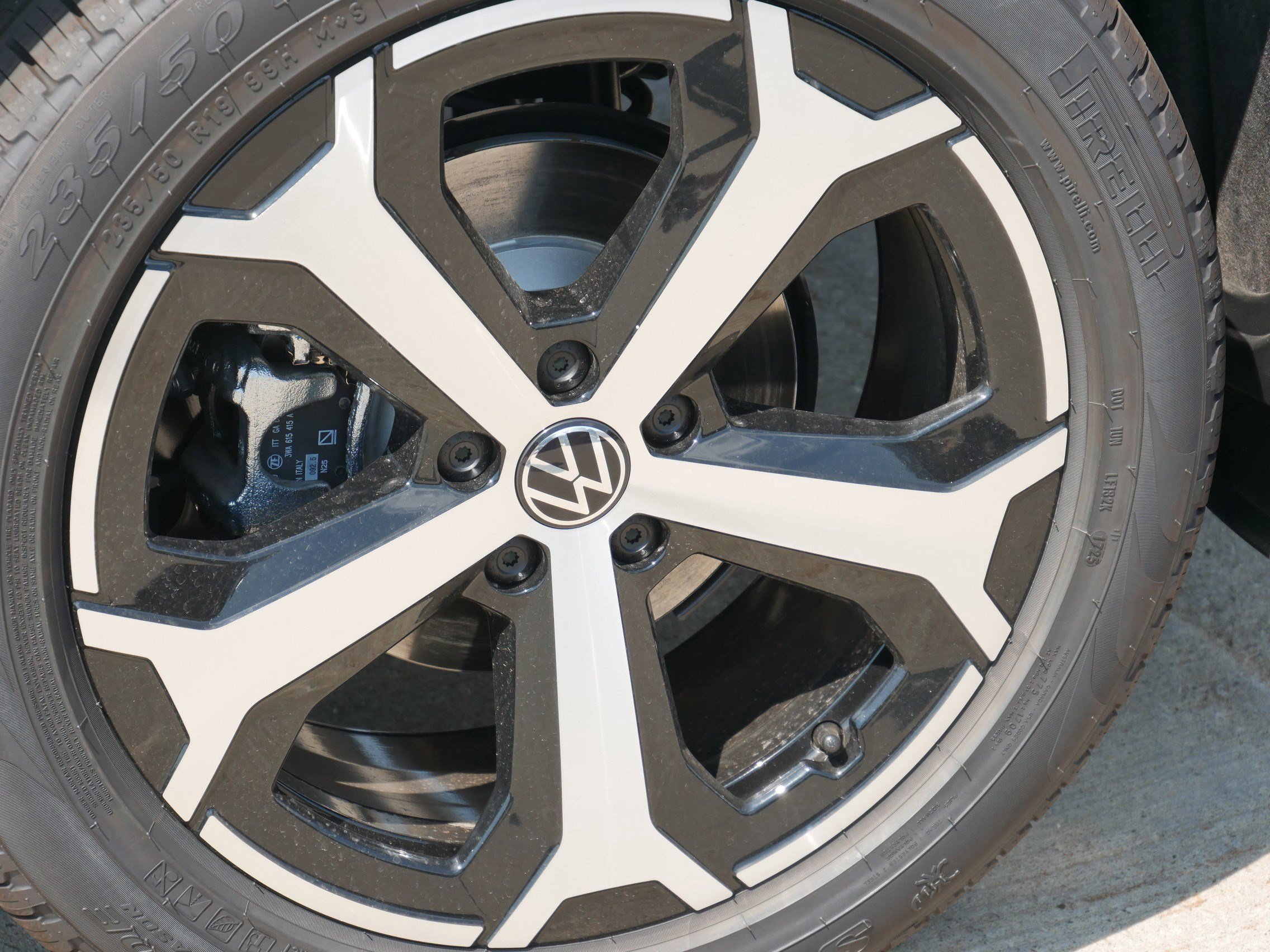 2025 Volkswagen Tiguan SE photo 3