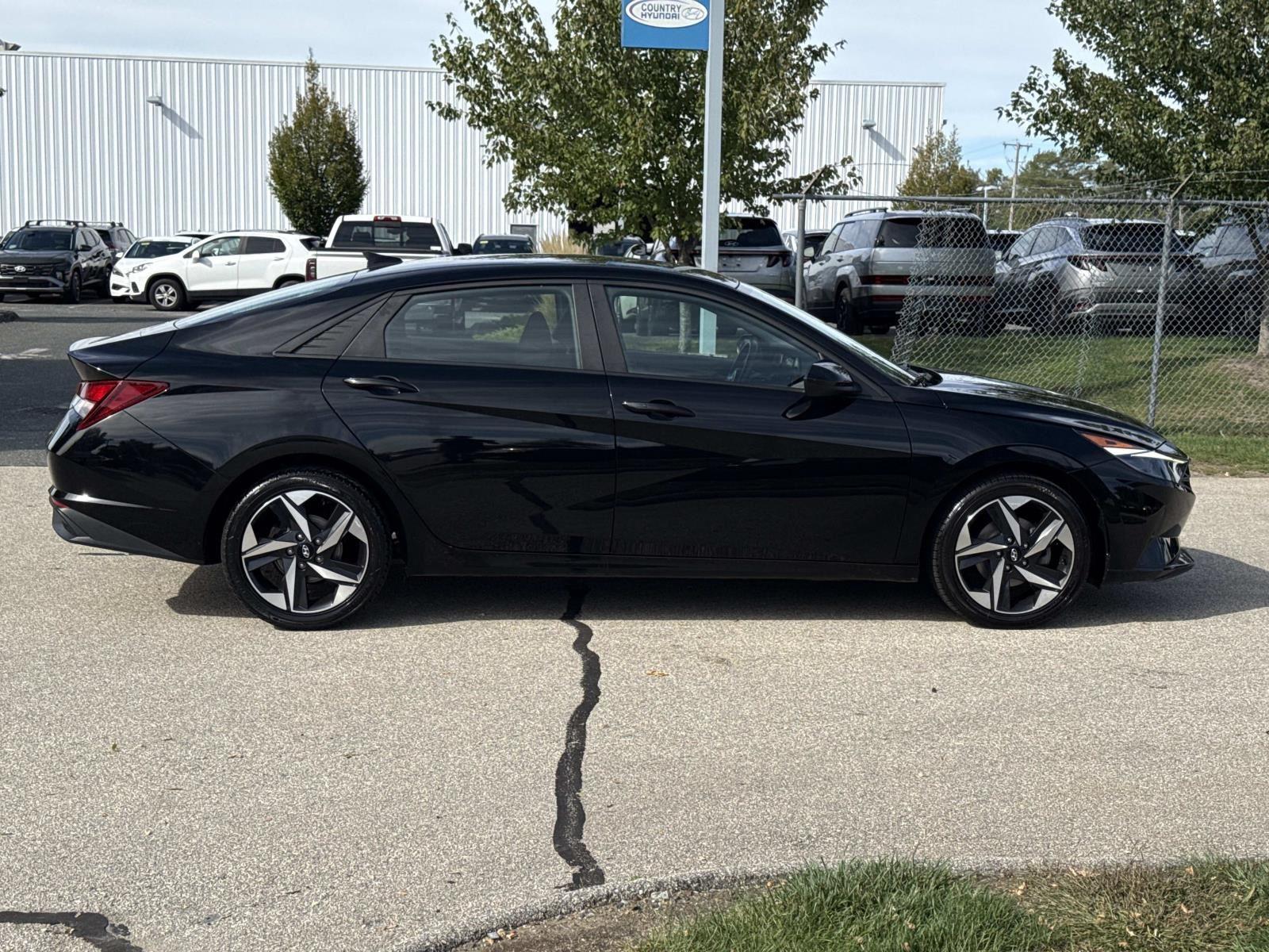 2023 Hyundai Elantra SEL photo 3