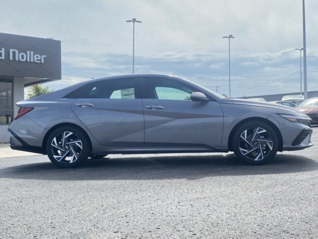 2025 Hyundai Elantra SEL Sport photo 3