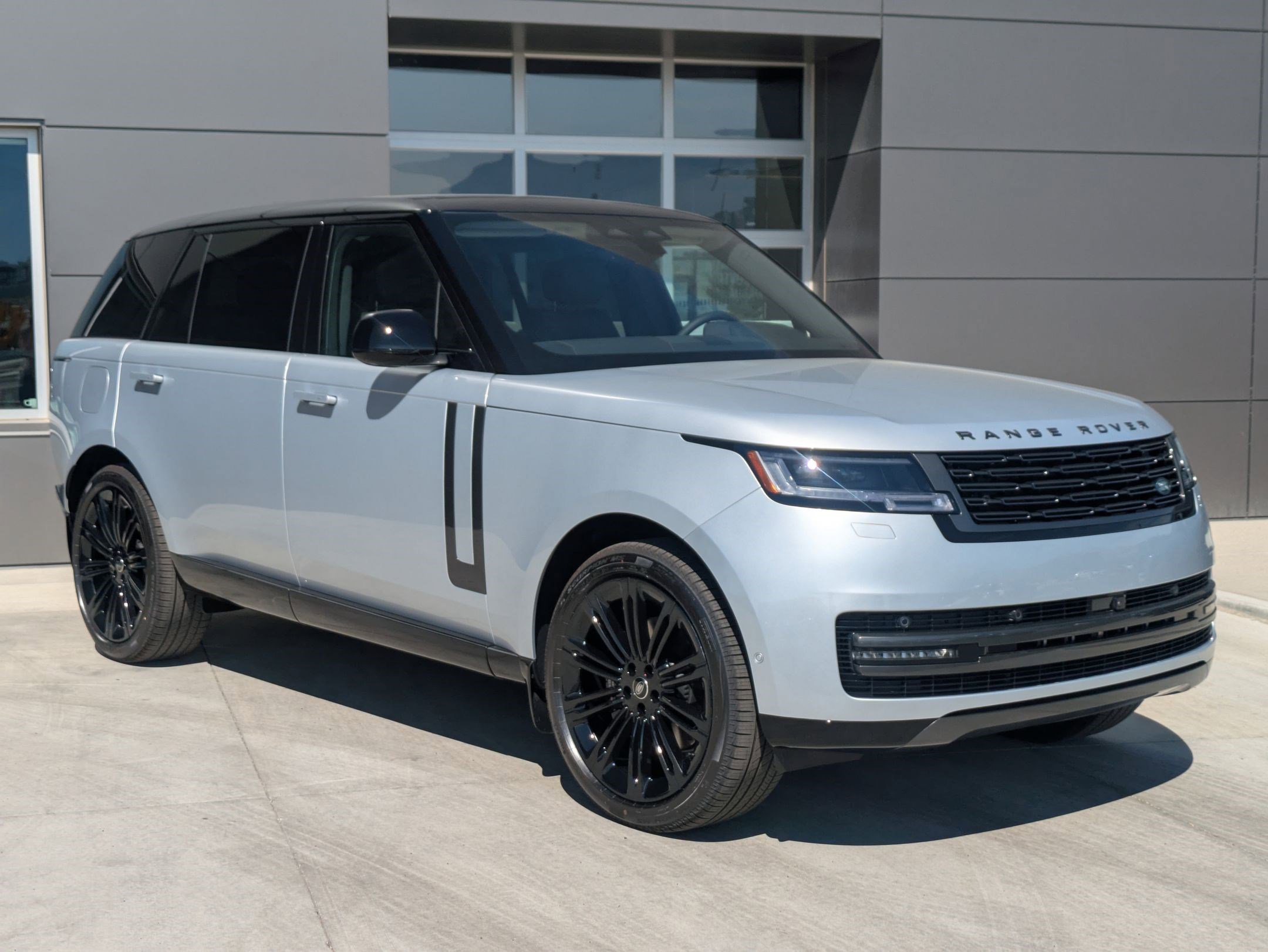 2025 Land Rover Range Rover SE photo 3