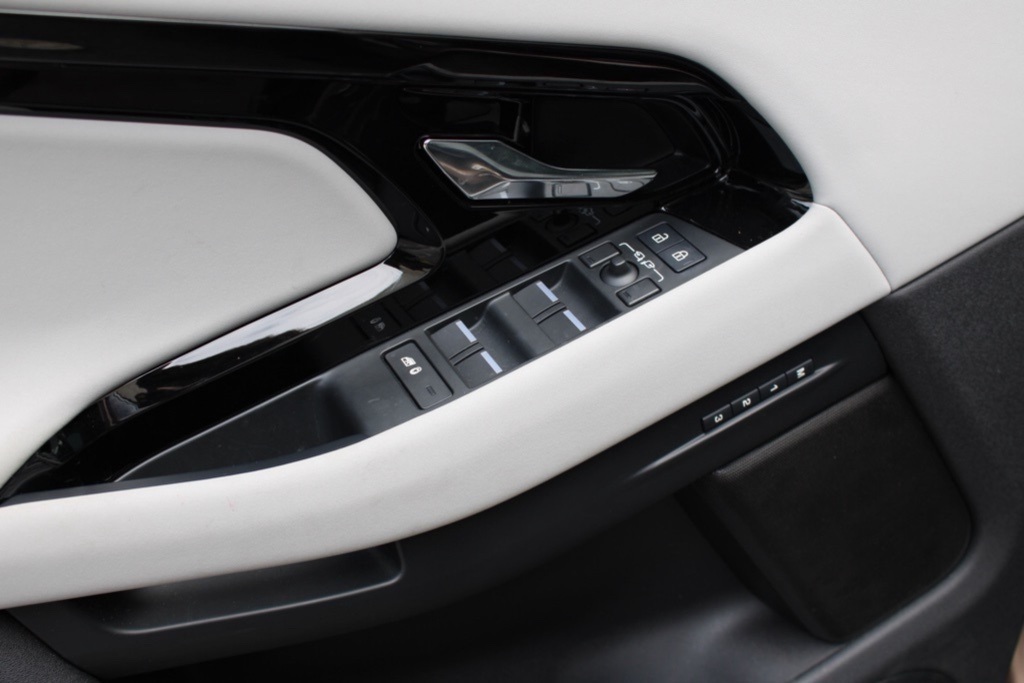 2024 Land Rover Range Rover Evoque Dynamic SE photo 11