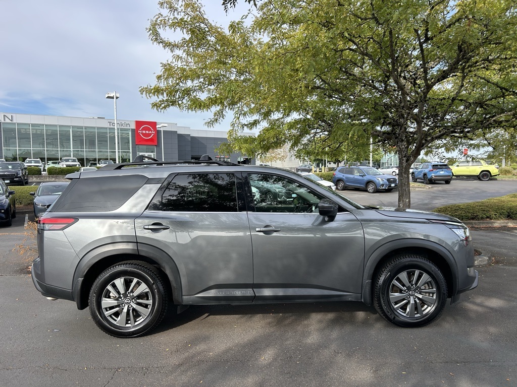 2022 Nissan Pathfinder SV photo 3