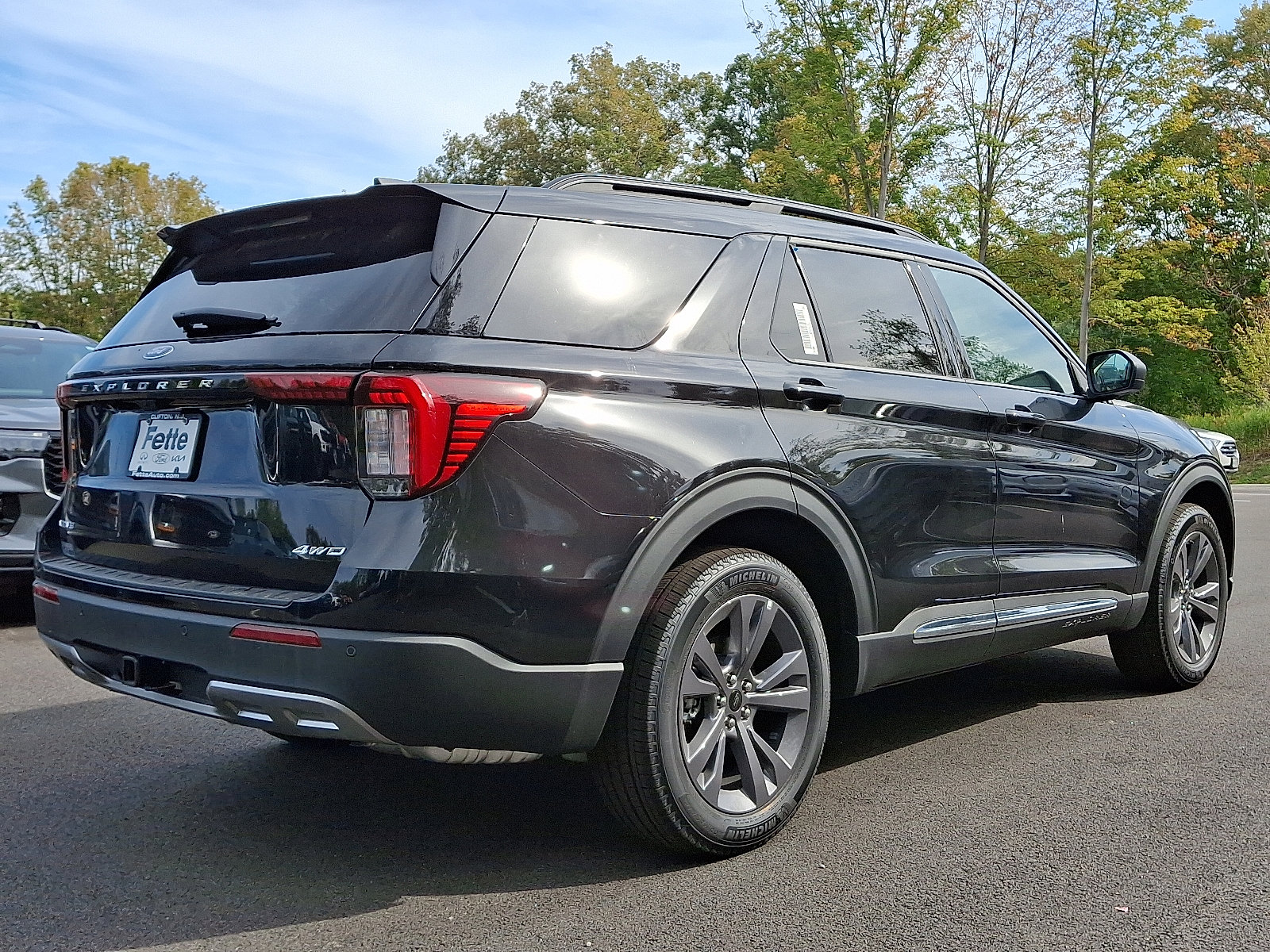 2025 Ford Explorer photo 2