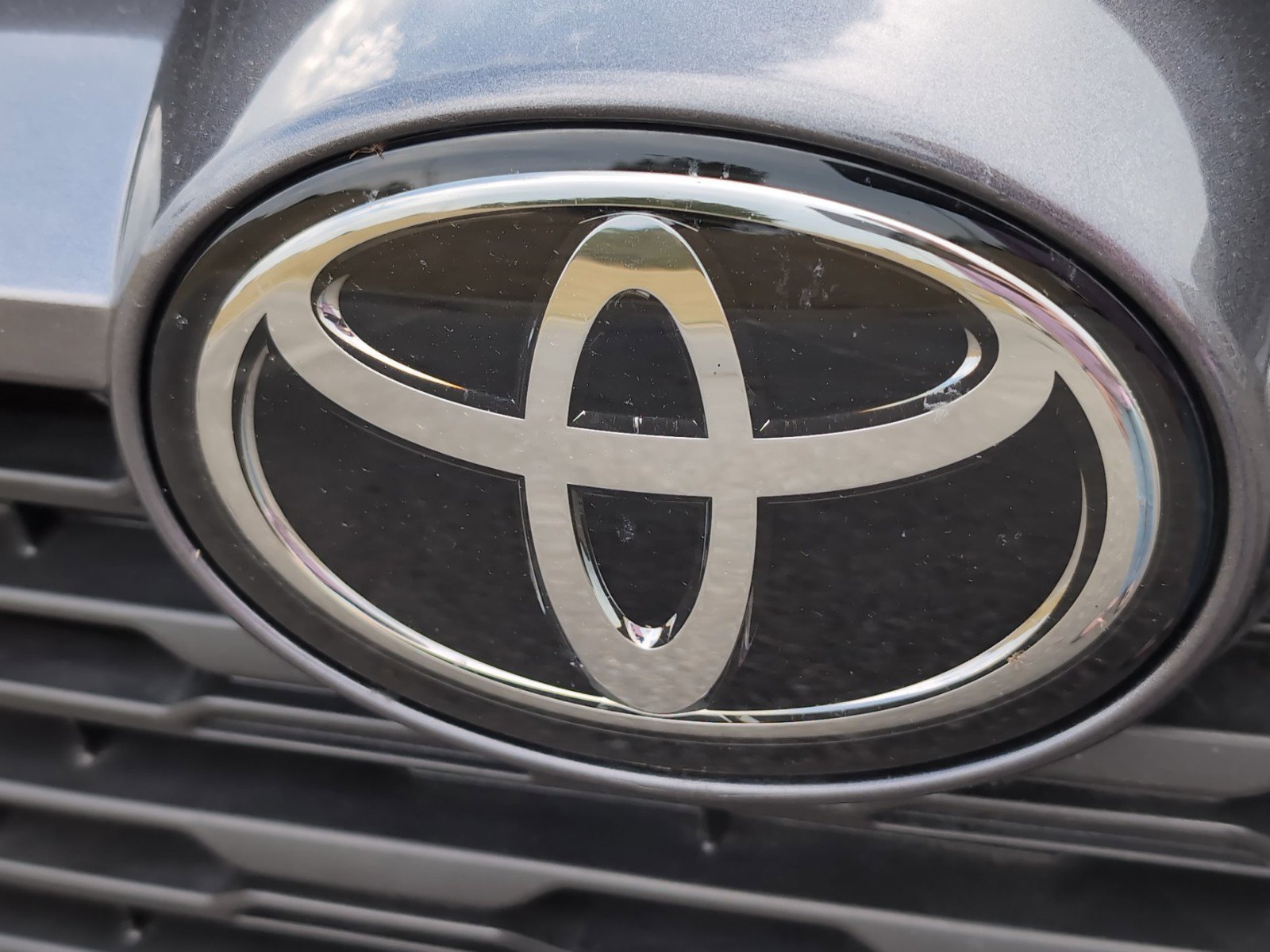 2024 Toyota RAV4 LE photo 4