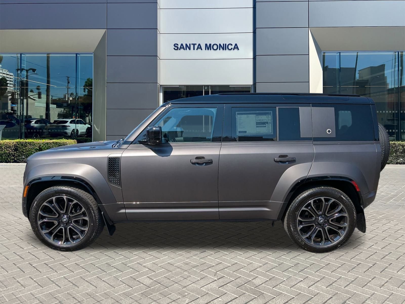 2025 Land Rover Defender 110 photo 4