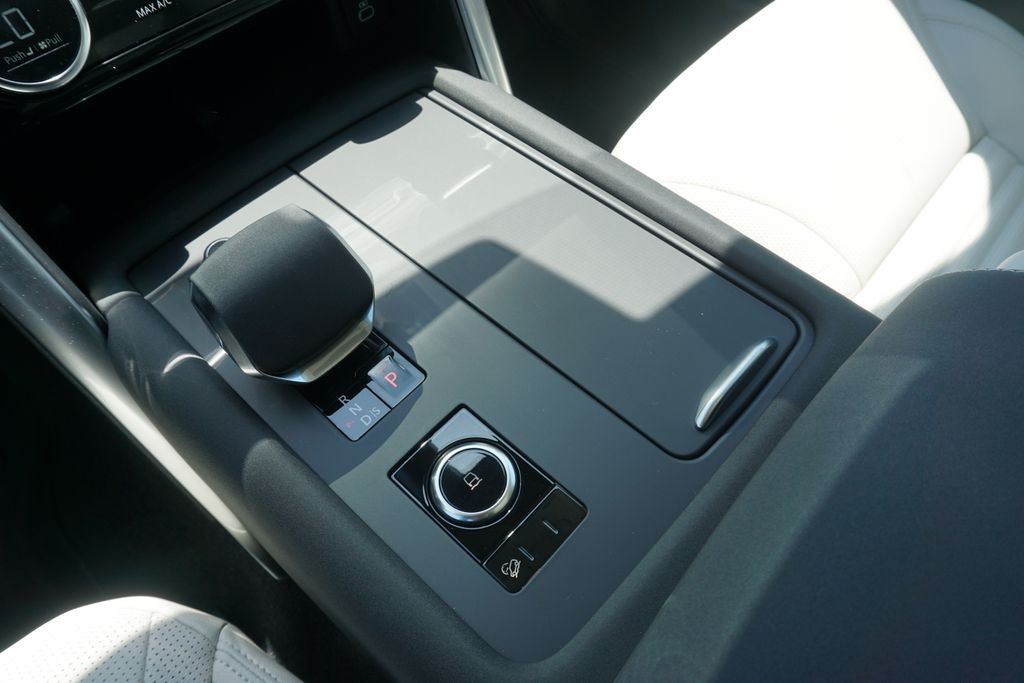 2025 Land Rover Discovery SE photo 14