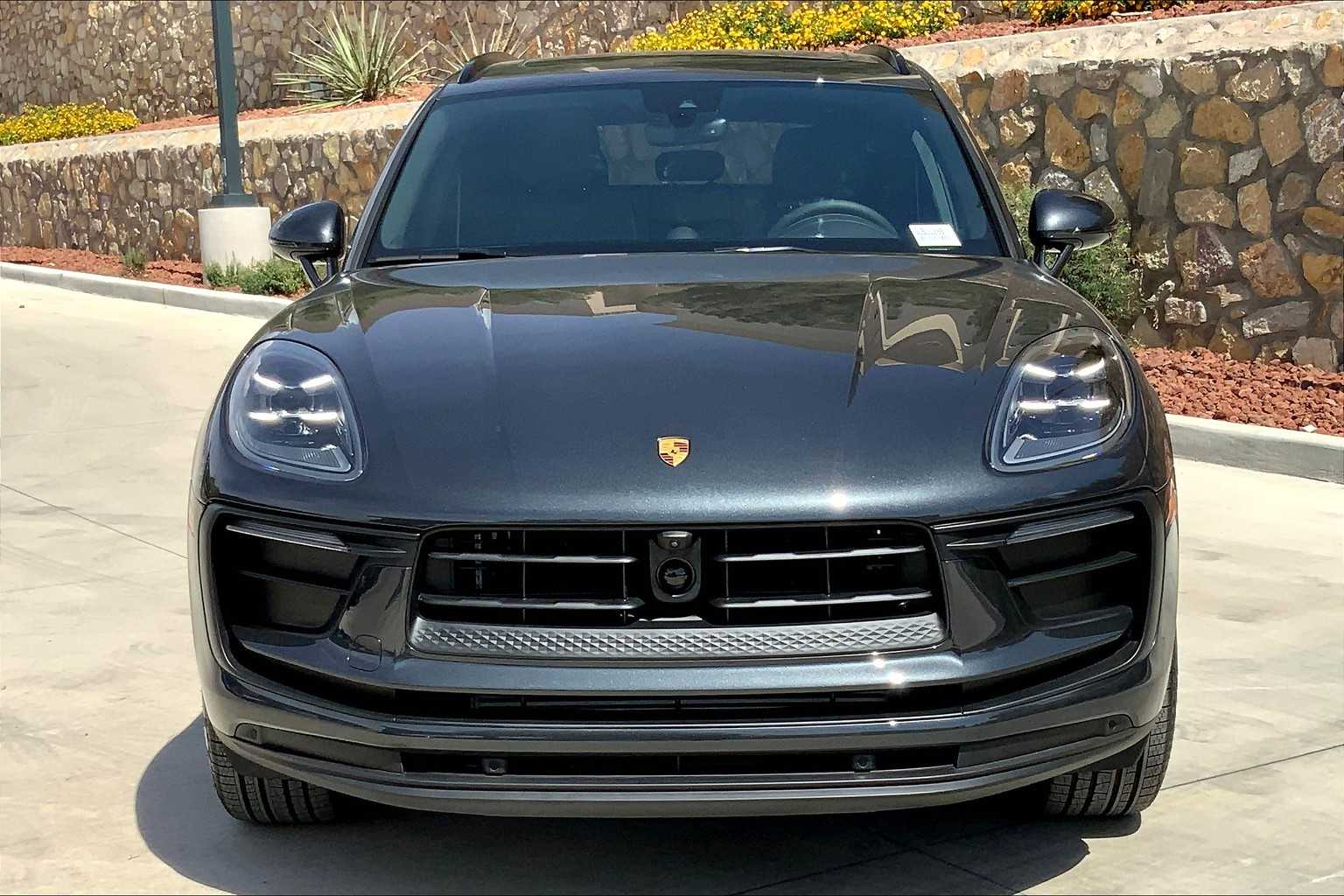 2025 Porsche Macan S photo 10