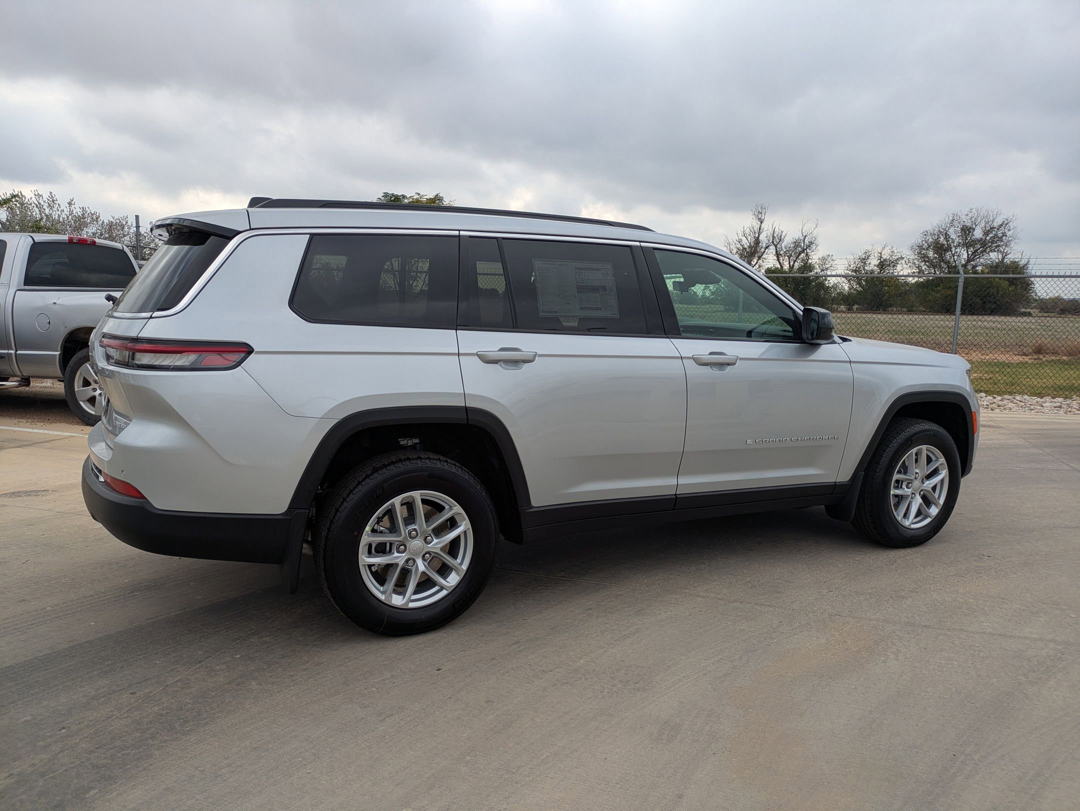 2025 Jeep Grand Cherokee Laredo photo 2