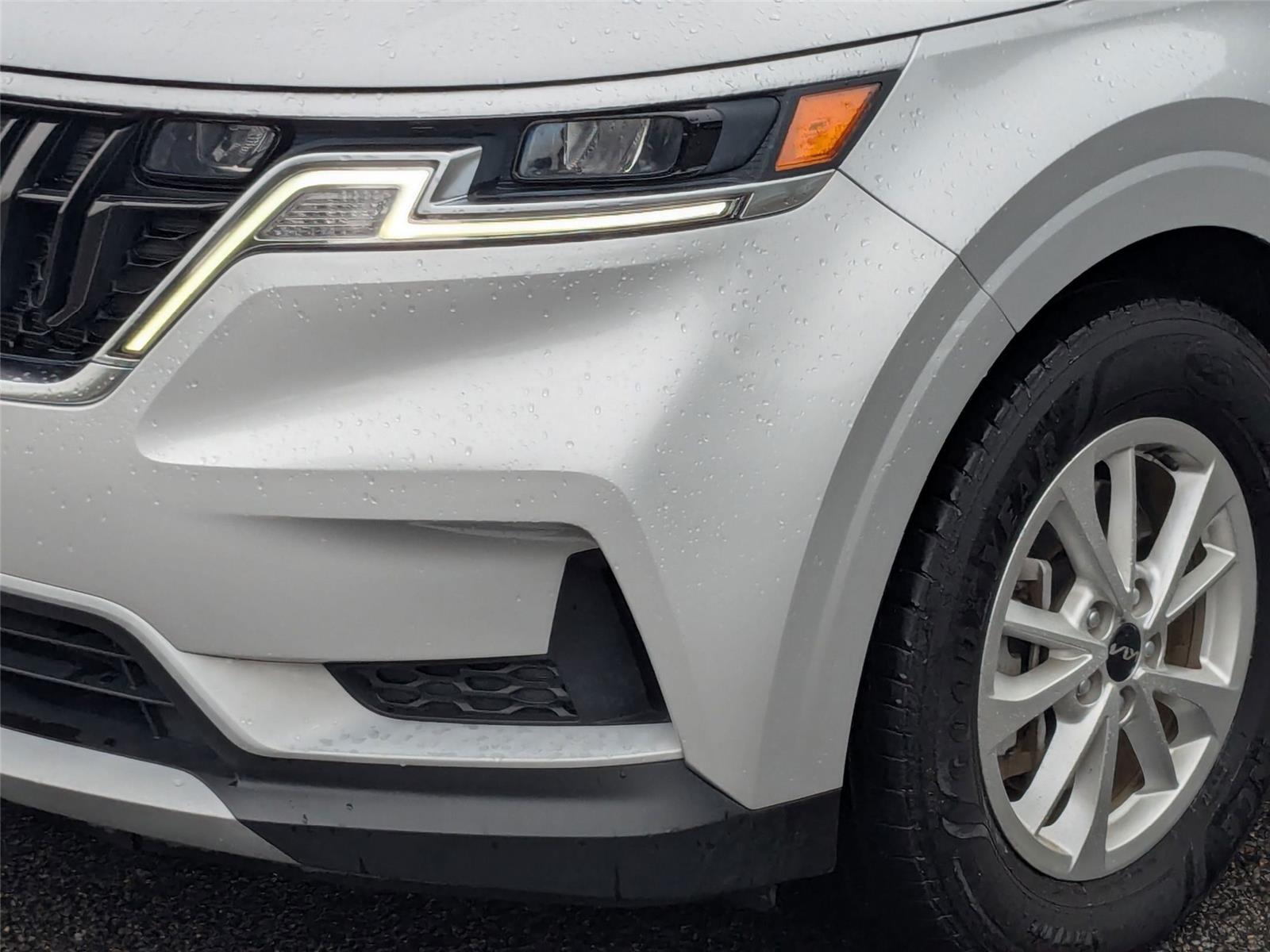 2022 Kia Carnival LX photo 2