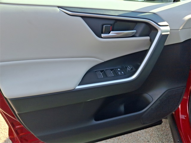 2025 Toyota RAV4 Hybrid XLE photo 10