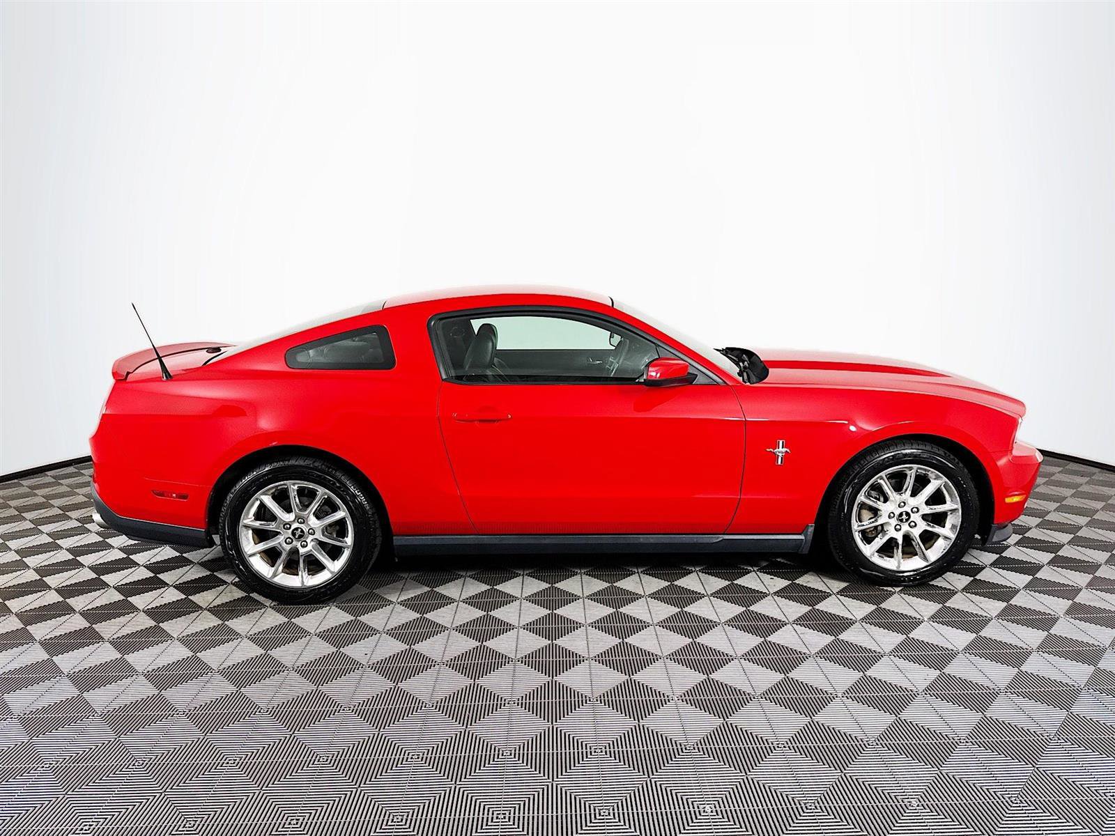2011 Ford Mustang V6 Premium photo 4