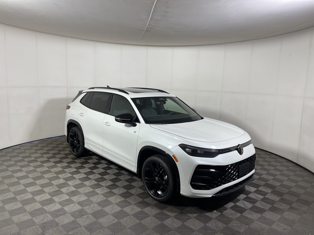 2025 Volkswagen Tiguan SE R-LINE BLACK's photo