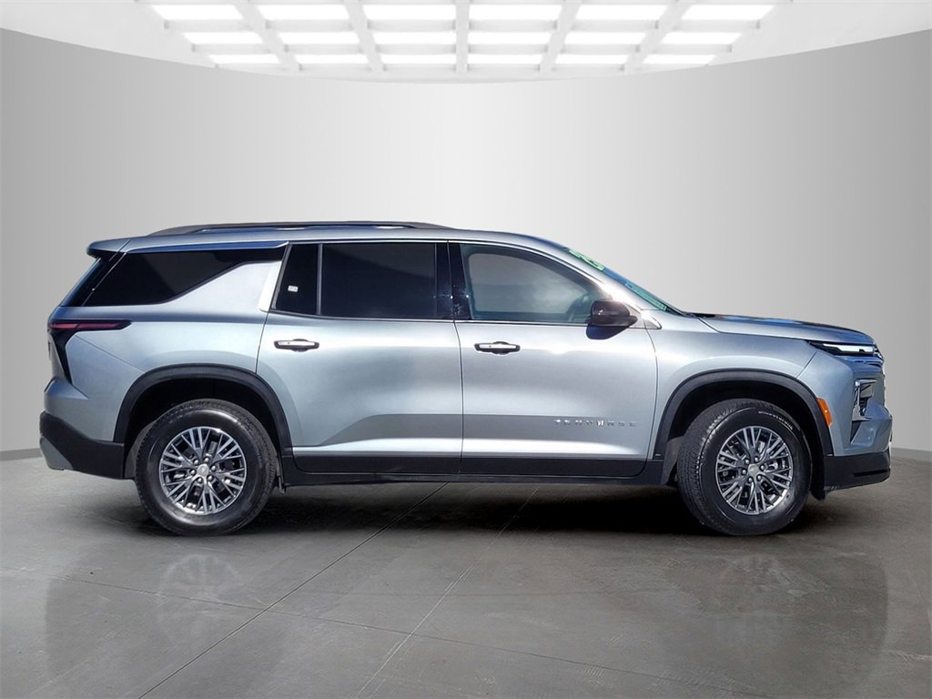 2025 Chevrolet Traverse photo 2