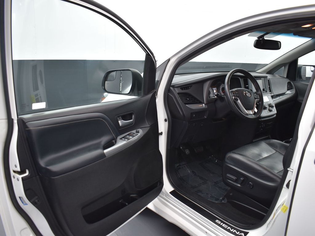 2017 Toyota Sienna SE photo 6