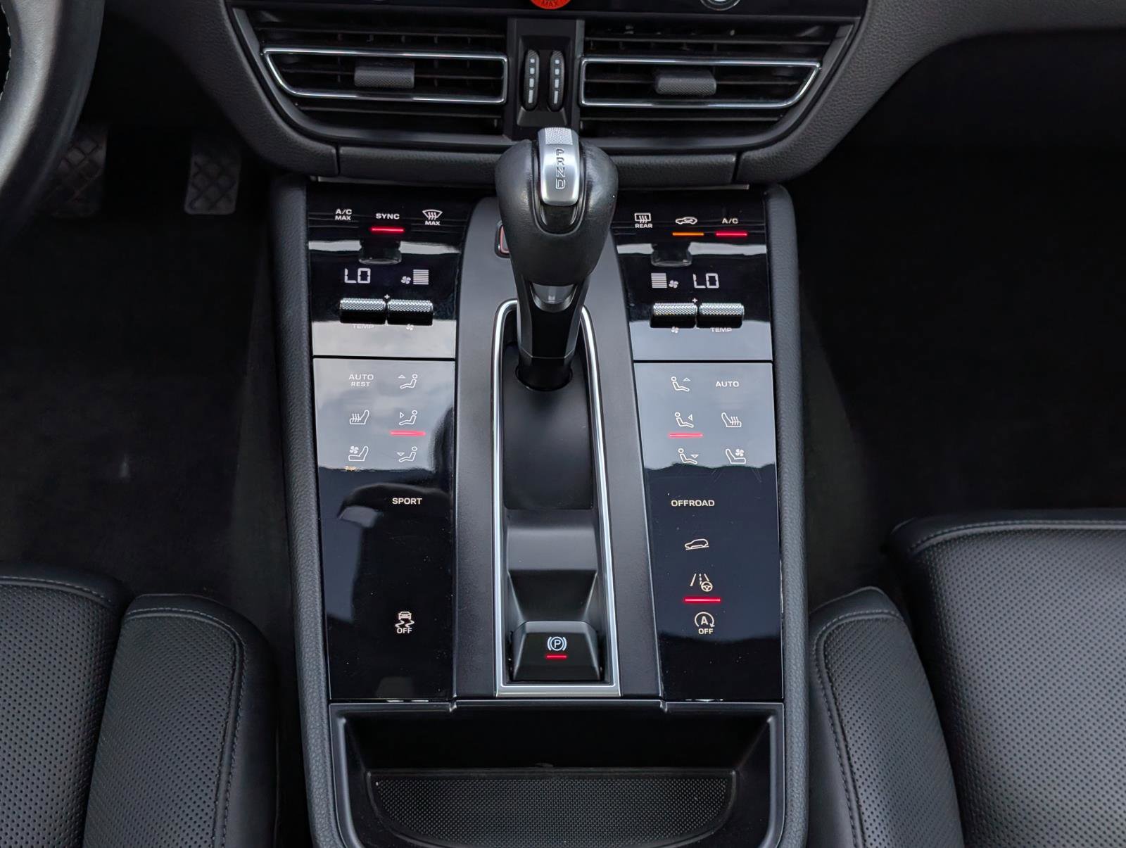 2023 Porsche Macan T photo 26