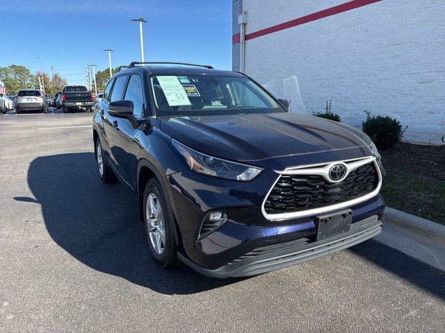 2023 Toyota Highlander LE's photo