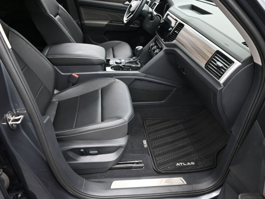 2023 Volkswagen Atlas SEL photo 2