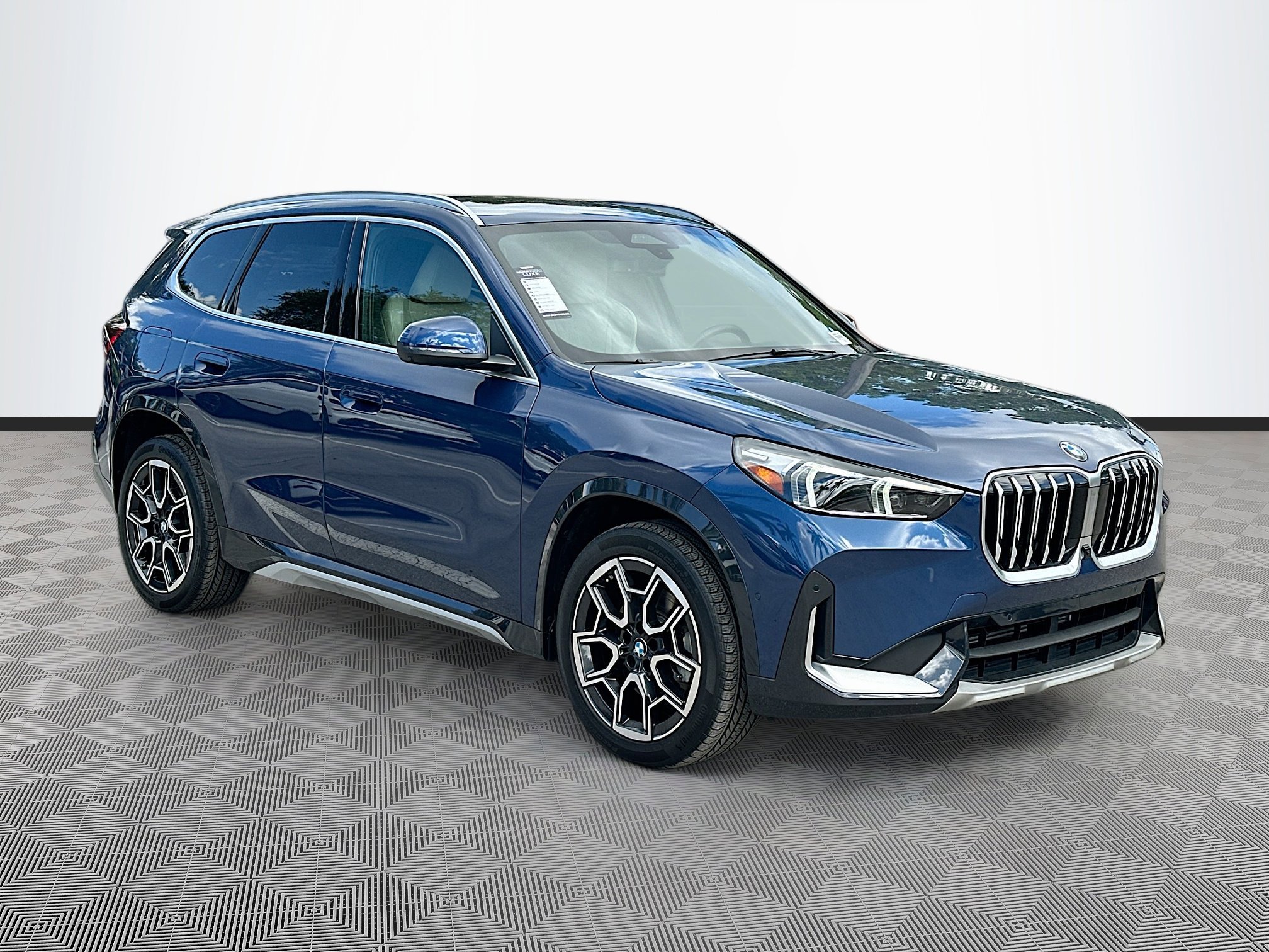 2025 BMW X1 28i's photo