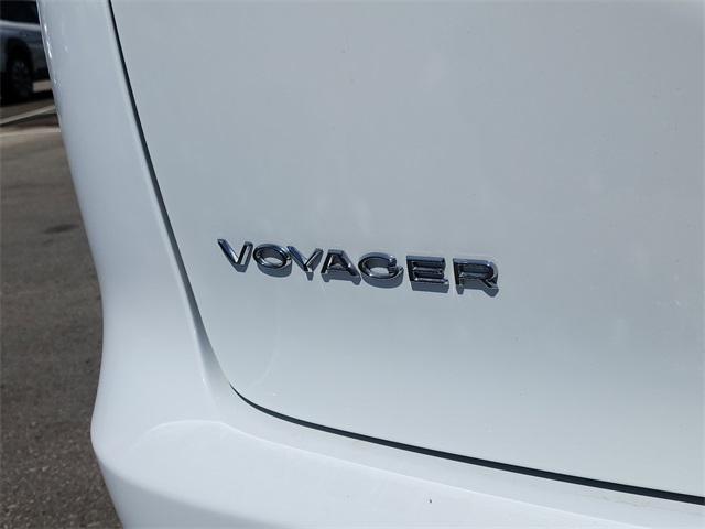 2022 Chrysler Voyager LX photo 3
