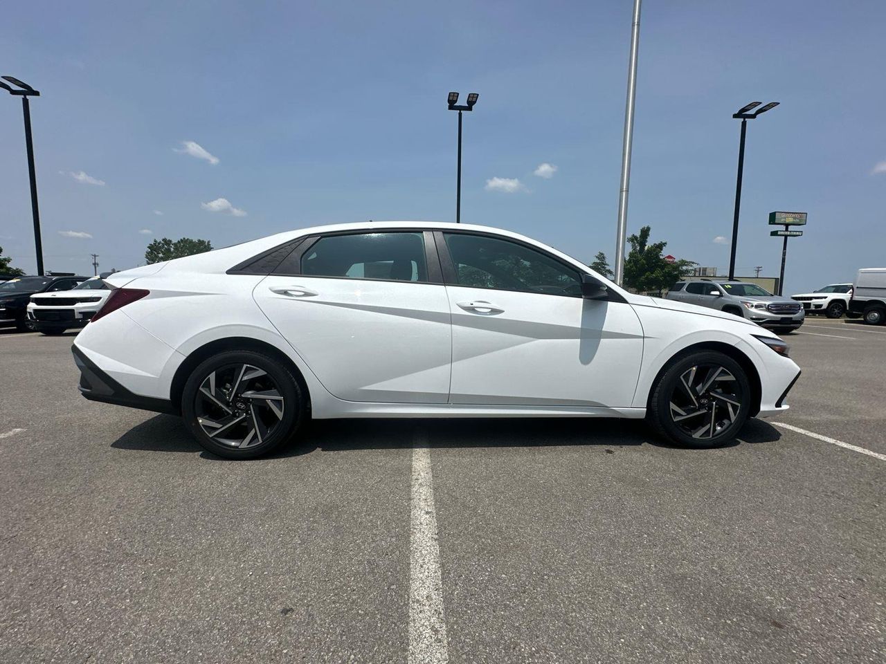 2025 Hyundai Elantra SEL Sport photo 3