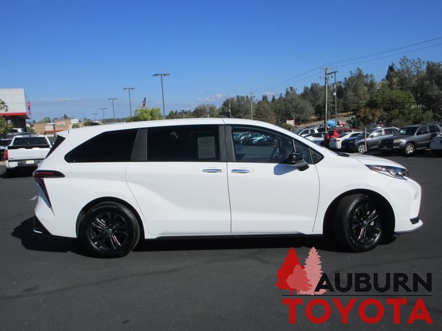 2025 Toyota Sienna XSE photo 2