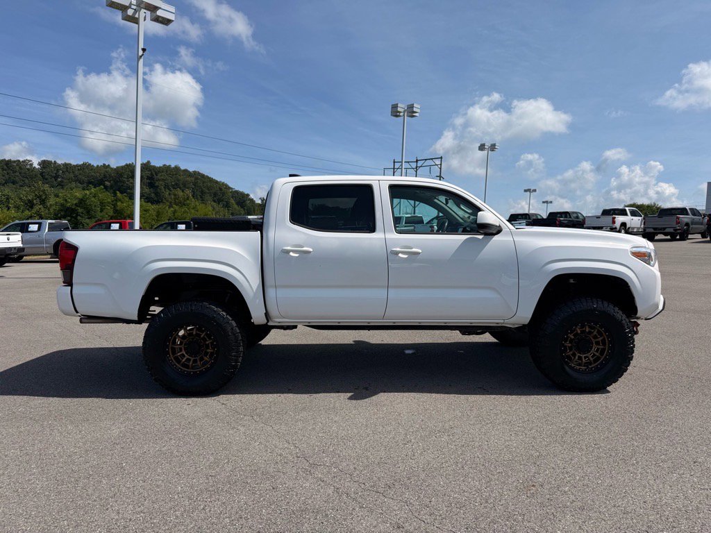 2020 Toyota Tacoma 4x4 LE photo 2