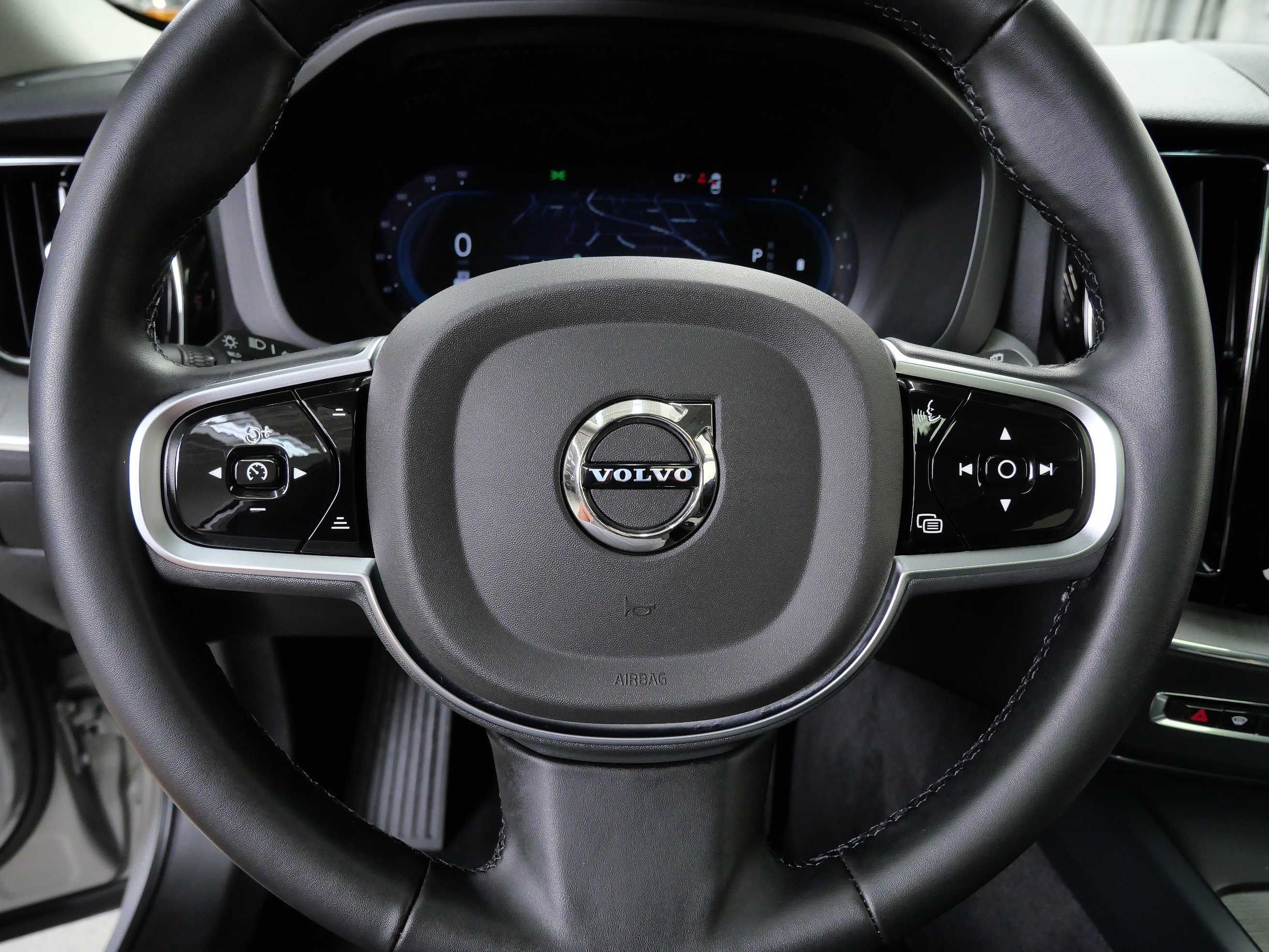 2025 Volvo XC60 Plus photo 26
