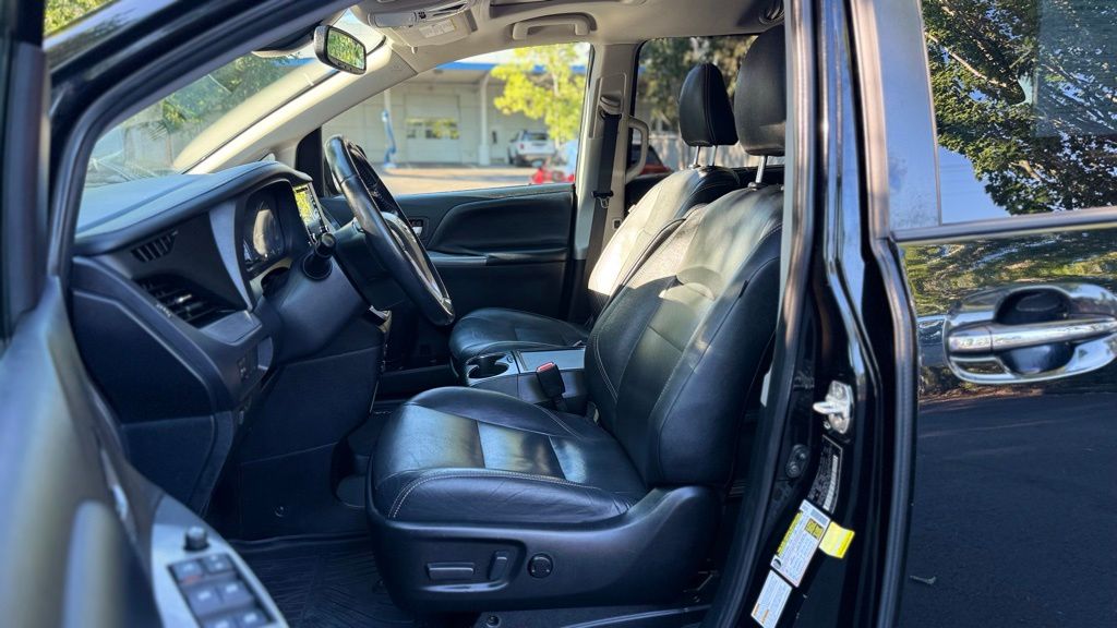 2020 Toyota Sienna SE Premium photo 16