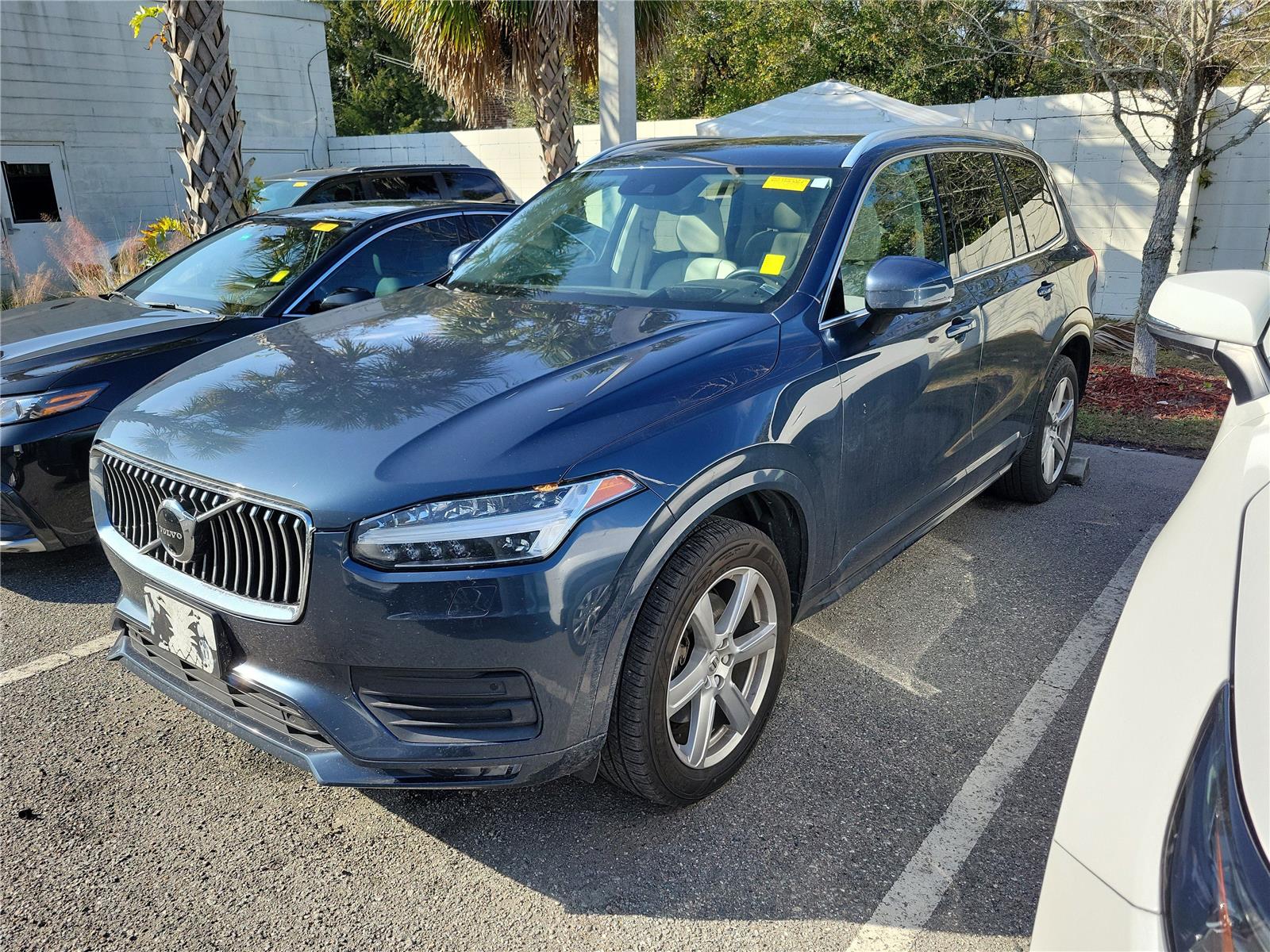 2020 Volvo XC90 Momentum's photo