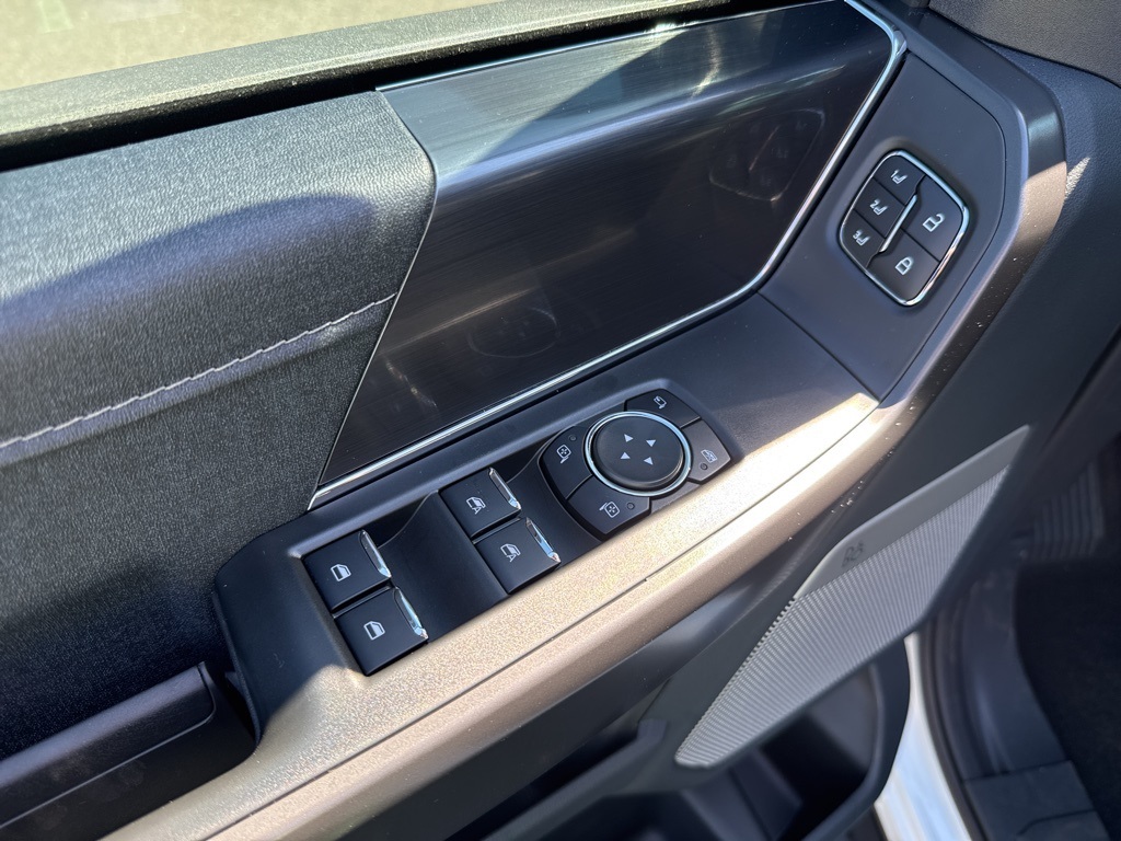 2025 Ford F-150 Lariat photo 9