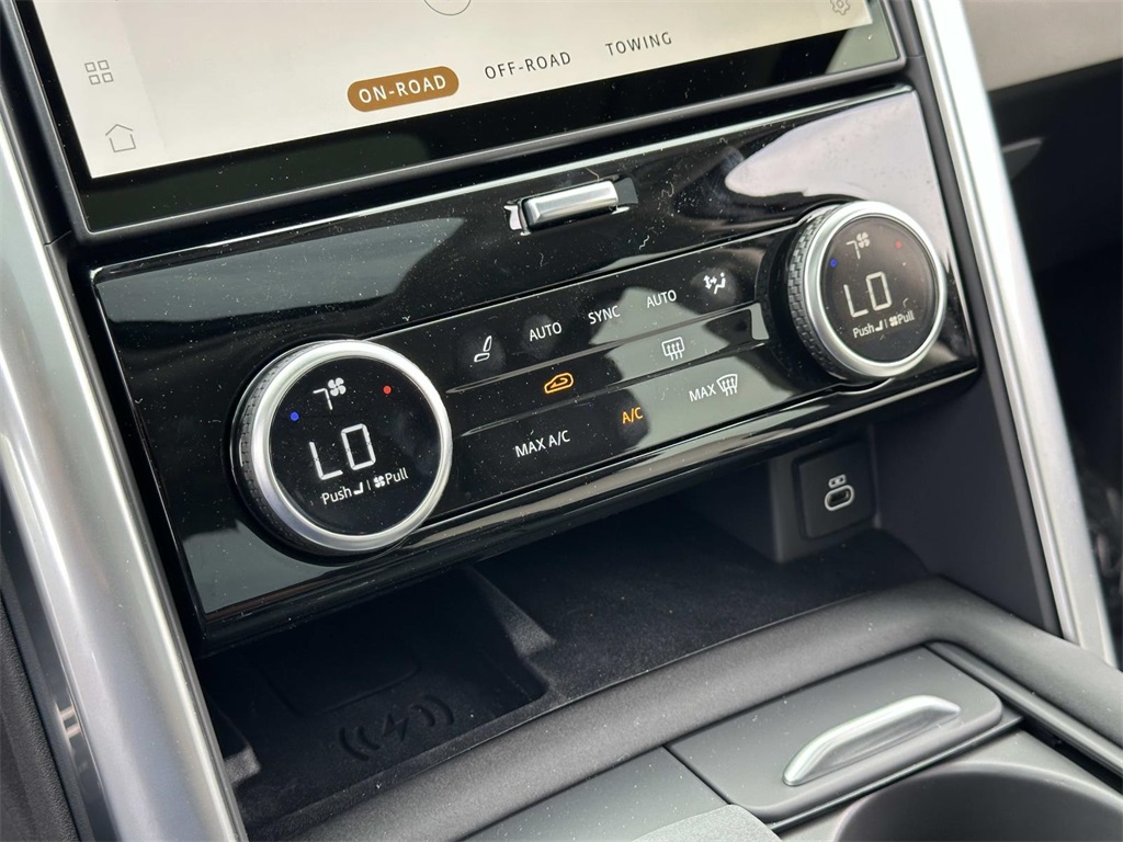 2025 Land Rover Discovery Metropolitan Edition photo 3