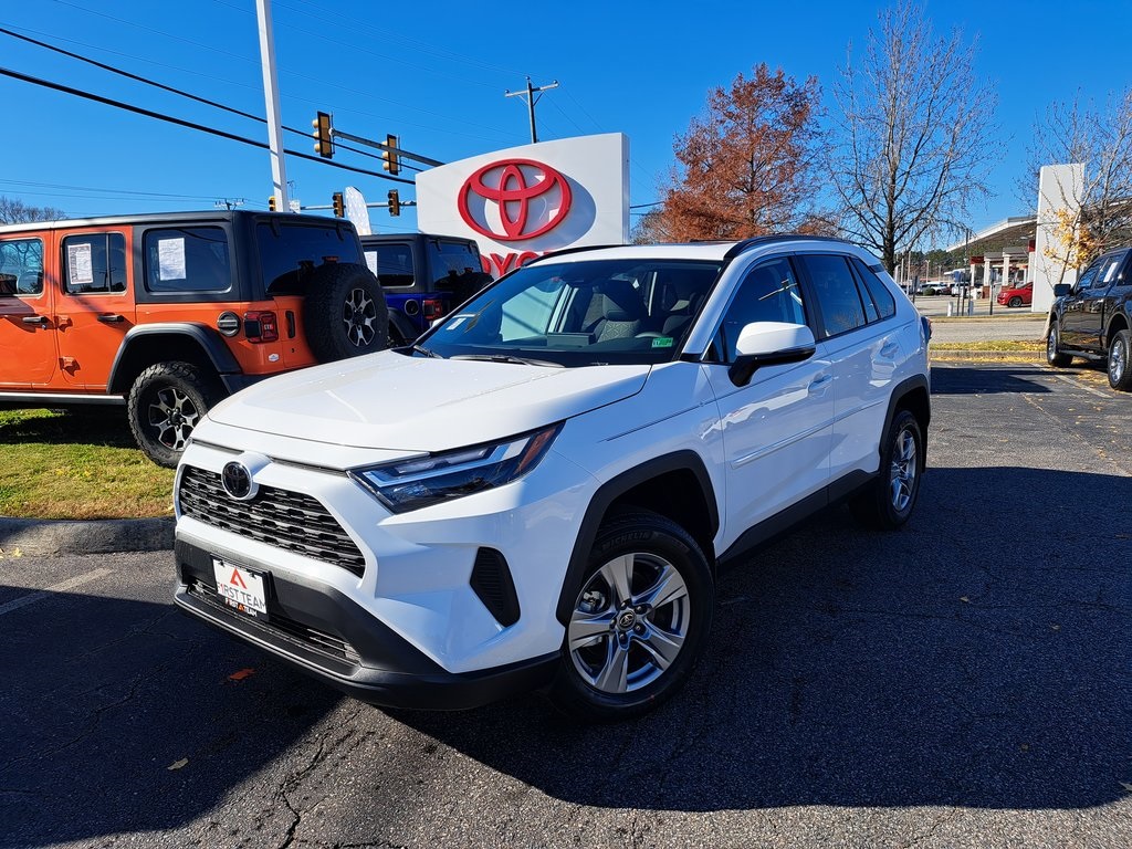 2025 Toyota RAV4 XLE's photo