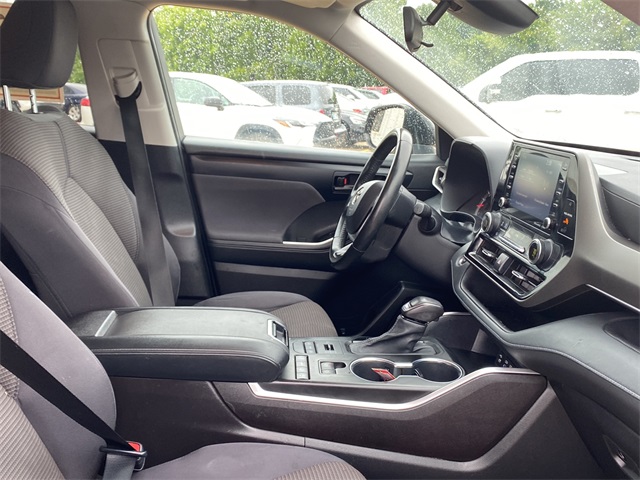 2022 Toyota Highlander LE photo 9