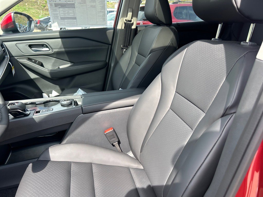 2026 Nissan Rogue SV photo 2