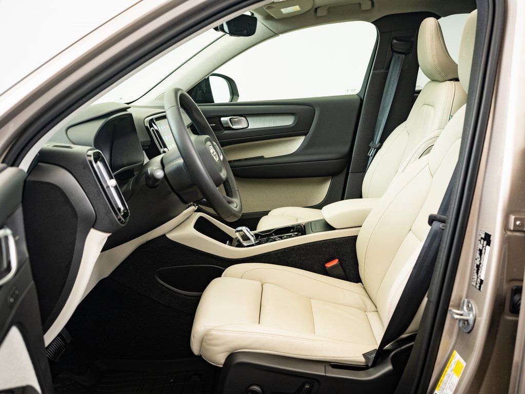 2024 Volvo XC40 Plus photo 17