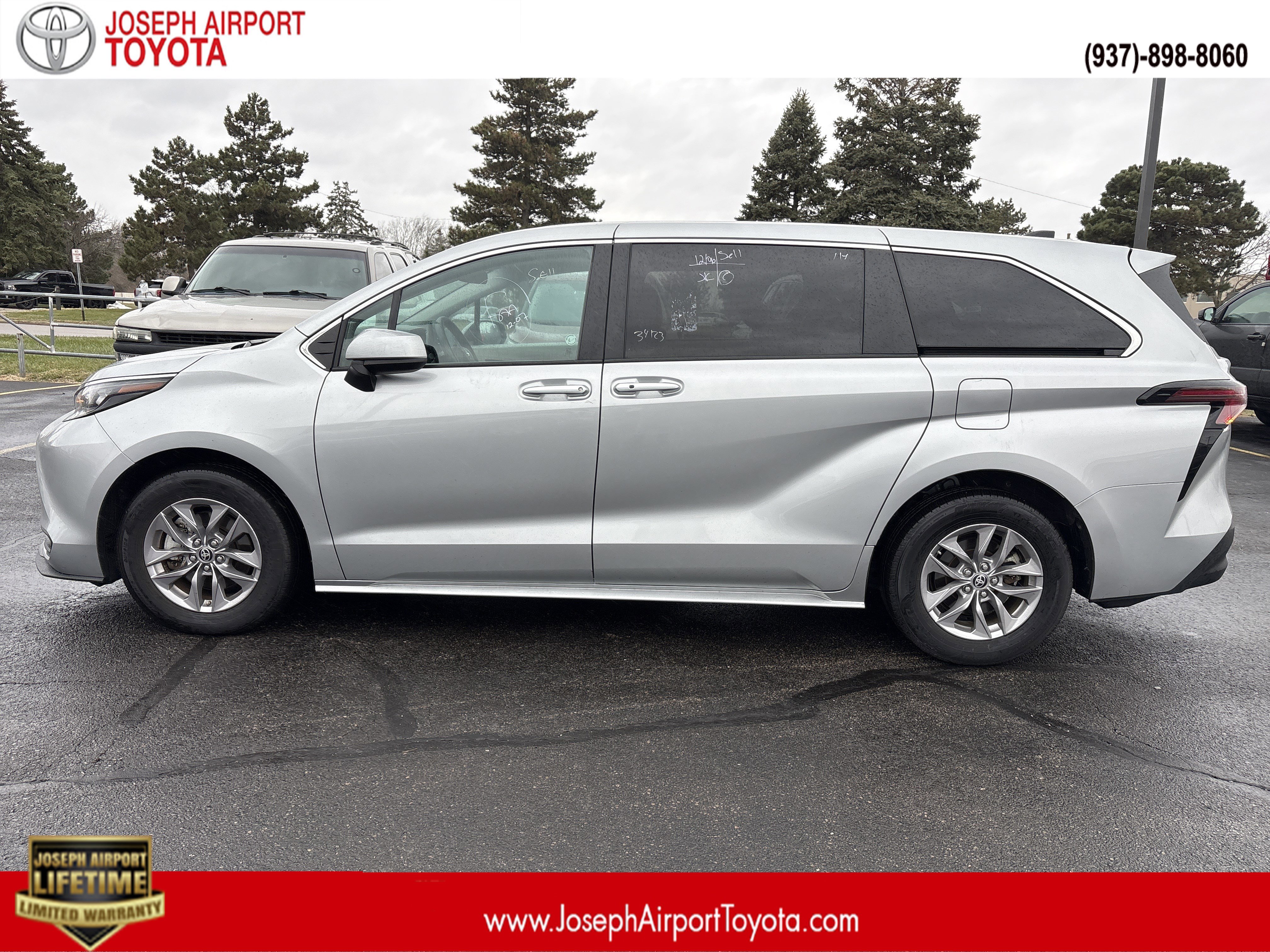 2024 Toyota Sienna LE's photo