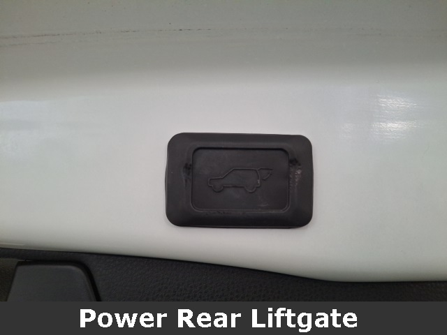 2023 Toyota RAV4 XLE photo 3