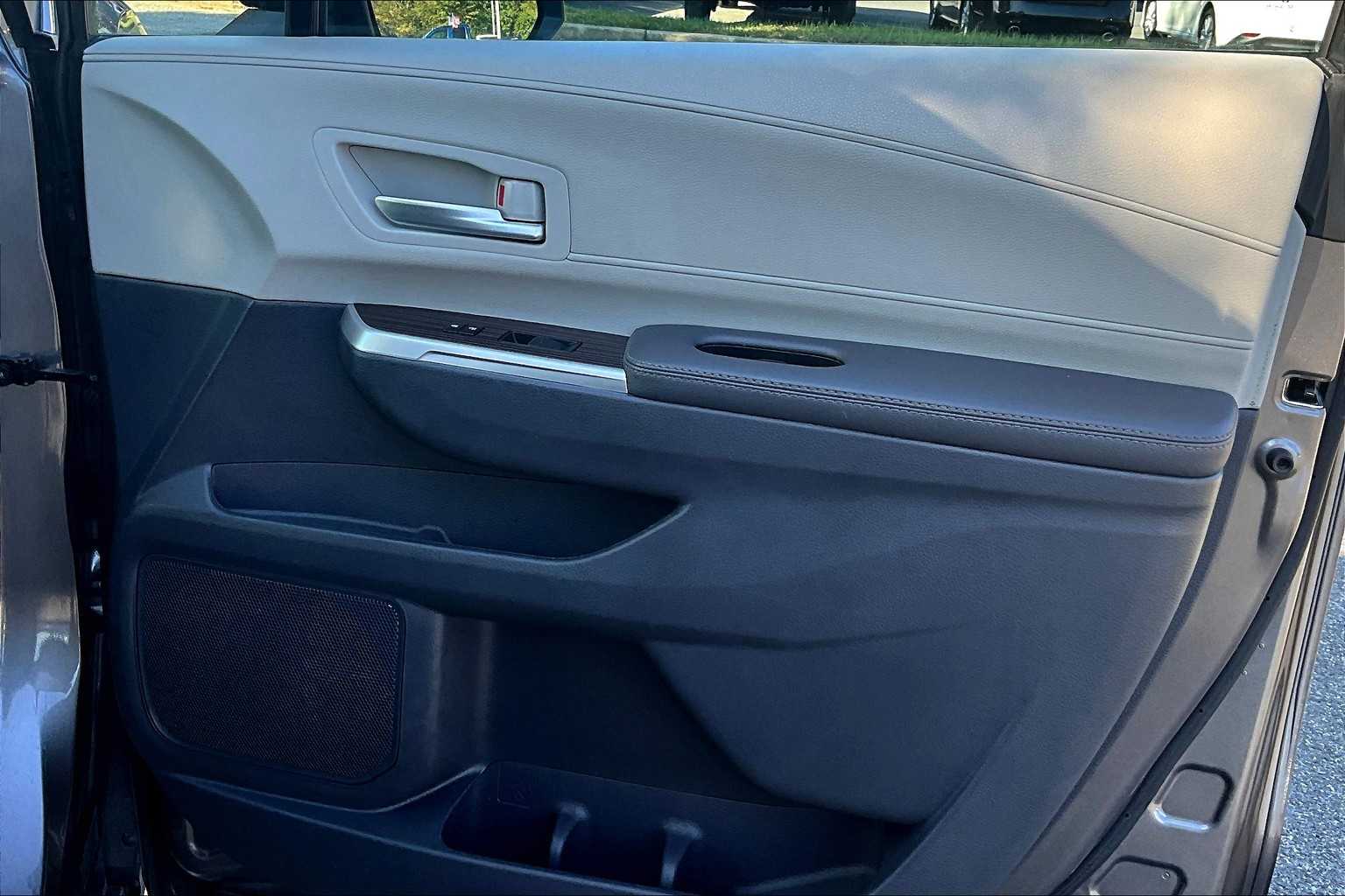 2024 Toyota Sienna XLE photo 22